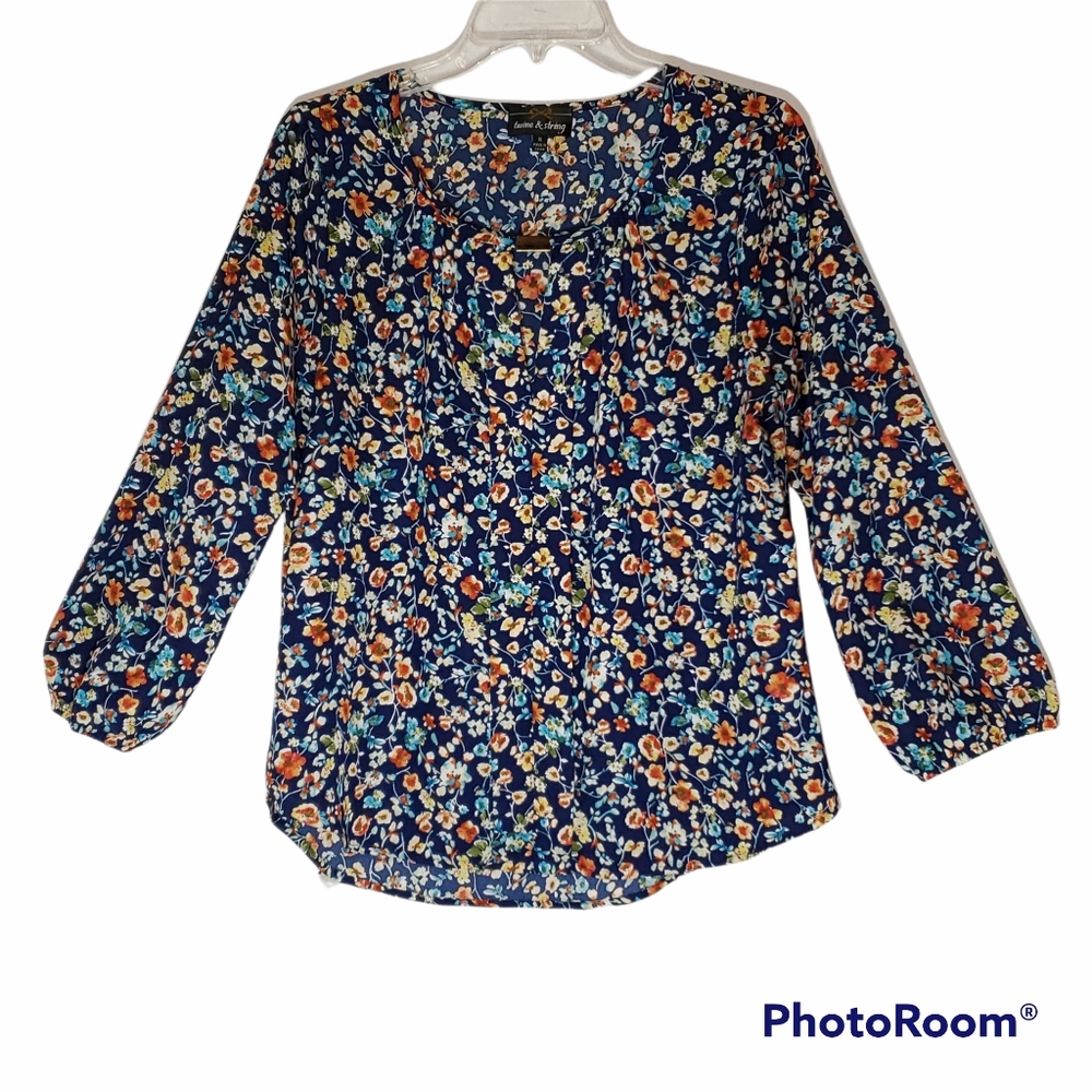 Twine & String beautiful ladies pull over medium floral top. 191